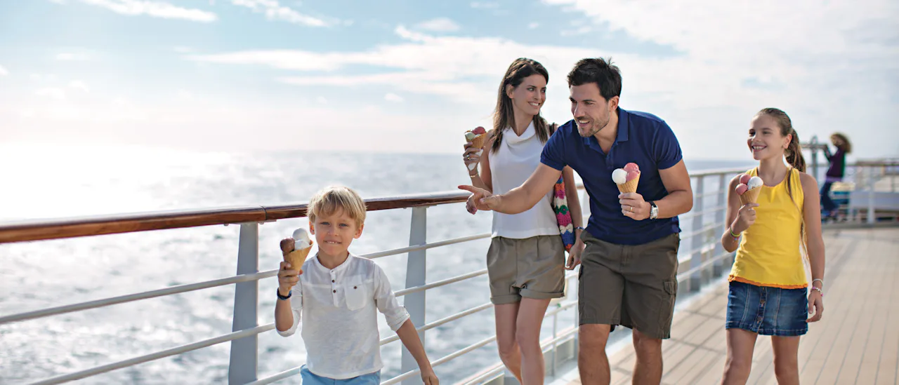 Familie auf dem Außendeck