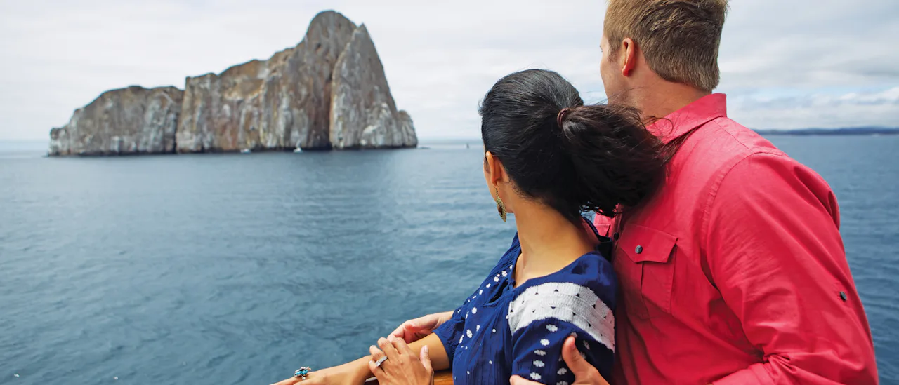 Das Paar an der Reling genießt die Aussicht.