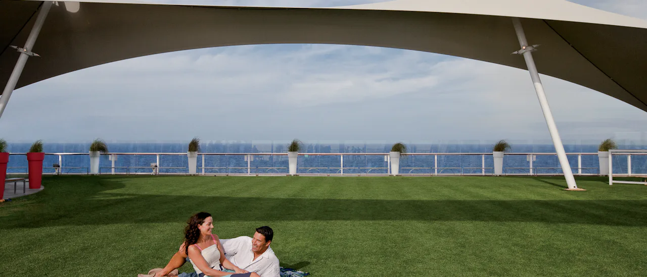 Picknick auf der Rasenfläche an Bord der Solstice-Klasse